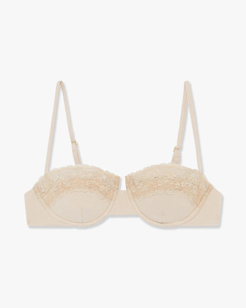 Reggiseno balconette in pizzo: un incanto di seduzione, delicato come un bacio, da indossare ogni giorno.